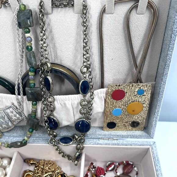 Vintage To Modern Costume Jewelry Mixed Lot Brooch Rings Necklace in Jewelry Box - Picture 5 of 14